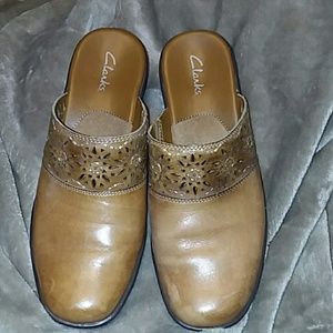 Ladies Sling back Clarks Shoes Size 8M
